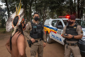 在村民遭到夺取土地的人的威胁后，一名土著帕克索·霍恩（Pataxóhã-Hã-Hãe）寻求保护兵警察的保护。