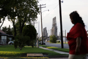 德克萨斯阿瑟港的一个主要炼油厂旁的一条居民区街道，这个城市的人口超过三分之二是非裔美国人和拉丁美洲人。