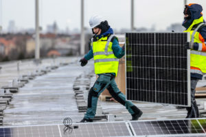 柏林奥林匹克体育场的屋顶上安装了一个太阳能电池板。