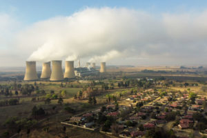 位于南非普马兰加省普伦霍普镇附近的亨德里纳燃煤发电站。
