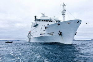 8月24日，“约夫院士号”在加拿大北极地区的一处浅滩搁浅。