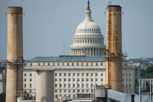 美国国会大厦的两侧是大厦发电厂的堆叠，这是一家化石燃料燃料的发电厂。