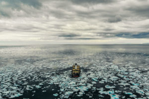 上个月在加拿大北极的兰开斯特兰开斯特岛的一股冰雪中驾驶了这艘破冰船。
