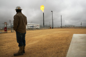 燃烧的天然气在德克萨斯州花园城的一家加工厂燃烧。