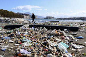在2018年暴风雨后，意大利那不勒斯的海滩被塑料废物覆盖。