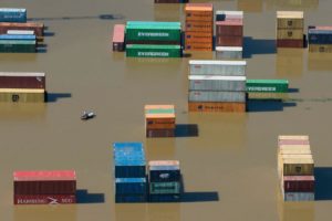 运输集装箱搁浅在洪水在港口的洪水在德国里斯达。