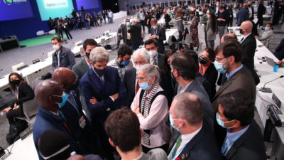 代表在格拉斯哥气候谈判的最后几个小时内举行会议。