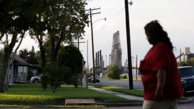 德克萨斯阿瑟港的一个主要炼油厂旁的一条居民区街道，这个城市的人口超过三分之二是非裔美国人和拉丁美洲人。