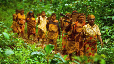 来自Baka社区的妇女，这是刚果共和国的一个狩猎采集者部落。