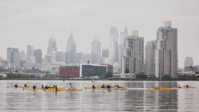 2018年，皮划艇在费城附近的特拉华河中划桨。