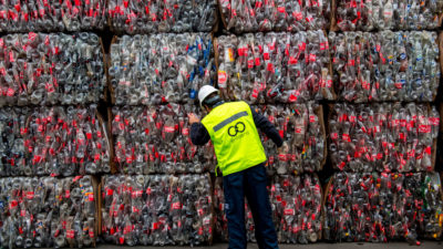 一名工人在智利圣地亚哥的回收中心检查塑料瓶。