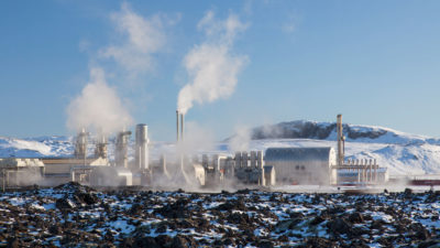 在格林大克，冰岛附近的Svartsengi地热发电站。