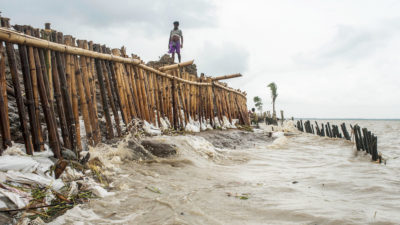 印度恒河-雅鲁藏布江三角洲格拉马拉岛的海堤，用于阻止海平面上升和防止侵蚀。