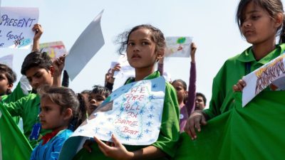 印度新德里的儿童参加了2019年的青年气候罢工。