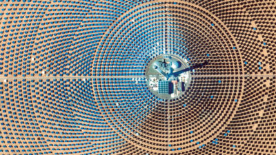 Ouarzazate太阳能电站是位于摩洛哥的多场太阳能复合体，是世界上最大的集中太阳能发电厂，能量容量为510兆瓦。该设施的第三阶段，这里的820英尺的Noor III塔，使用7,400镜子镜子将太阳的能量聚焦到加热盐水至500-1022华氏度，产生产生电力的蒸汽。