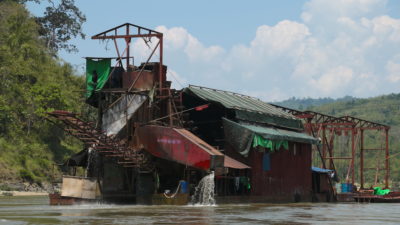 缅甸卡钦州马里河上的一条金色的船。