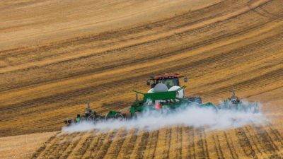 拖拉机在华盛顿东部的田野上施加常规的氨肥料。