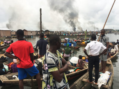 尼日利亚拉各斯的Otodo Gbame定居点的被驱逐被驱逐的居民观看2017年当局烧毁的房屋的烟雾。