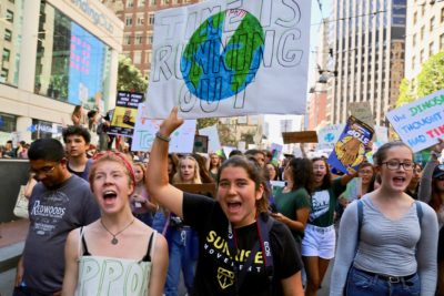 高中学生参加了2019年9月20日在加利福尼亚州旧金山举行的全球气候罢工。