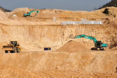 2010年，江西赣县一个稀土矿的工人们。当地官员已经关闭了该地区的许多矿场。