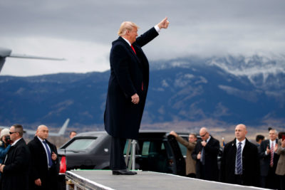 2018年，特朗普总统抵达蒙大拿州贝尔格莱德的博兹曼黄石国际机场参加竞选集会。