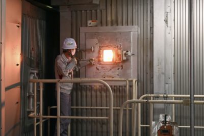 日本横滨的一个燃煤电厂。