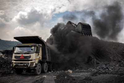9月，煤炭装载到印度Dhanbad附近的露天矿的卡车上。
