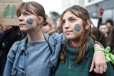 在青年气候罢工期间，法国南特的示威者。