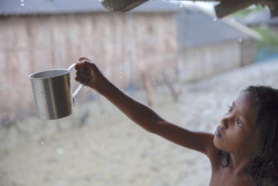 一个女孩收集雨，这是孟加拉国Shyamnagar的主要饮用水来源，那里的水是高盐水。