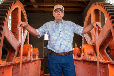 Mark Harris是Colorado Grand Junction Grand Valley Water用户协会的总经理，正在与他的社区中的农民合作，以减少水资料。