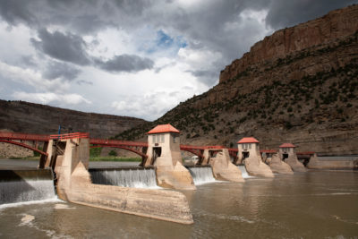 大河谷导流坝于1916年完工，将科罗拉多河的水引入科罗拉多西部的桃园和广阔的农田。