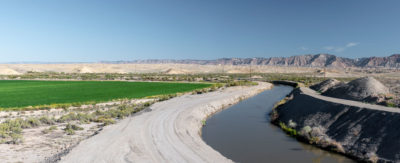 大峡谷用水协会(Grand Valley Water Users Association)运营着一条运河，如图所示，这条运河穿过一片苜蓿地，还有150英里长的管道和沟渠，将水输送到23000英亩的土地上。