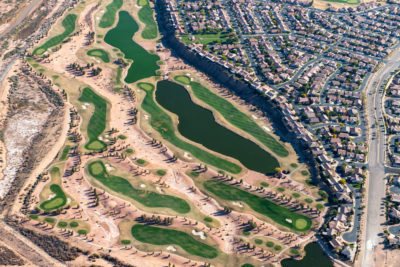 圣乔治，犹他州正在迅速增长，拥有高尔夫球场和细分推进沙漠。该市正在寻求建立一个新的管道，可以从干旱的鲍威尔汲取更多的科罗拉多河水。