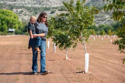 克劳迪娅·豪瑟(Claudia Hauser)和她的儿子赛(Cy)是亚利桑那州佛得谷(Verde Valley)的农民之一，她与大自然保护协会(Nature Conservancy)合作，部署节水灌溉系统，种植耗水更少的作物。