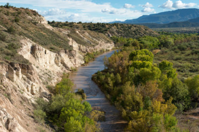 佛得河是一条常年由亚利桑那州中部高地的山泉供应的沙漠河流。它是凤凰城都市区的重要水源，凤凰城是470万人口的家园。