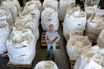Chip Norton在亚利桑那州佛得角营地的麦芽厂，Sinagua Malt，为大麦市场创造了一个较少的水的市场，这些作物比传统的苜蓿更少。Singua向当地工艺啤酒厂出售麦芽。