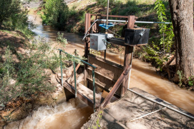 新安装的头根将Verde River水转移到田野上，让农民使用智能手机远程控制流量。计算机化设备由私人公司资助的凤凰城。