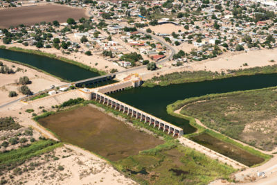 美国墨西哥边境的莫雷洛斯大坝是科罗拉多河水的最后一流转移，墨西哥墨西哥墨西哥墨西哥市的渠道水。