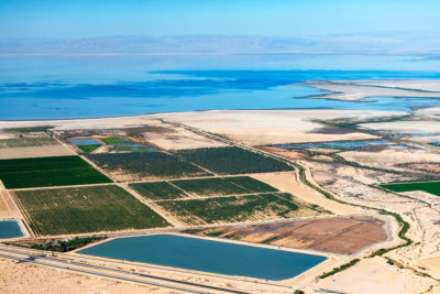 随着越来越少的科罗拉多河到达，加州索尔顿海的水位正在下降，导致作为鸟类重要栖息地的湿地的损失。官员们已经制定了一个7亿美元的计划来恢复1.5万英亩的湿地，但是这个项目仍然没有得到充分的资金支持。