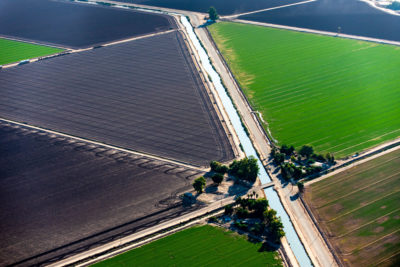 80英里长的全美运河将来自科罗拉多河到加州帝国谷的水，这是美国水果，蔬菜和棉花的主要来源。