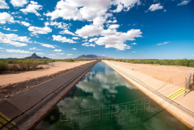耗资40亿美元的亚利桑那州中央工程始于1973年，历时20年才完成。这条运河从科罗拉多河上的哈瓦苏湖一直延伸到图森西南部的终点站，为亚利桑那州80%的人口服务。
