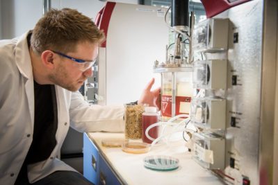 巴斯大学的化学工程师克里斯托弗·查克（Christopher Chuck）正在努力生产能够从更便宜的原料中产生更多油的酵母。