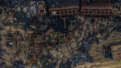 拖拉机和其他由当地农民烧毁的设备，他们在2017年入侵了Fazenda Rio Claro农场。损失关闭了Fazenda Rio Claro几年。