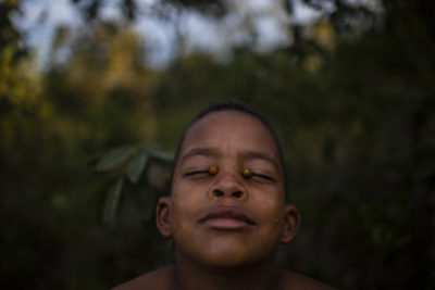 10岁的Joao Pedro在巴伊亚西部的Cacimbinha村与Murici水果一起玩。该地区是到19世纪的社区的家园，当时逃脱了种植园奴隶和其他与土著人民结婚的移民。