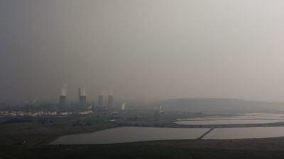 烟雾包围了塞昆达的沙索合成燃料工厂。右图:9月普马兰加省eMalahleni的一个煤矿中流出的酸性水的鸟瞰图。