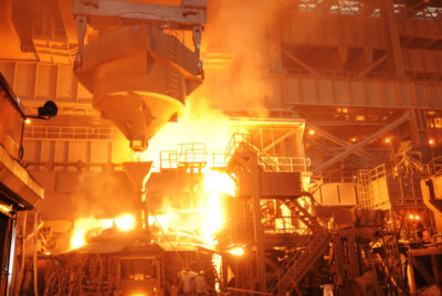 印度苏拉特的一家钢铁厂正在倒铁水。