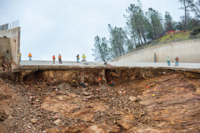 2017年加利福尼亚州50岁的奥罗维尔大坝泄露溢洪道崩溃后的工人评估损失。