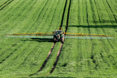 拖拉机在英格兰北约克郡的小麦田里喷洒肥料。