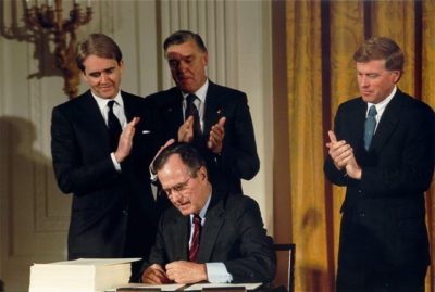 1990年，老布什总统签署了《清洁空气法修正案》。