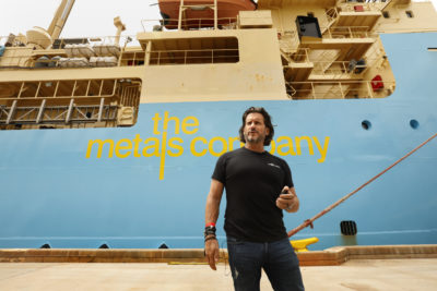杰拉德•巴伦,金属公司的CEO,在马士基发射器,一个研究船最近回到圣地亚哥从海底深处采集样本后,2021年6月。
